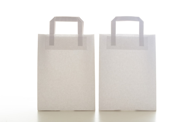 Bolsas de papel blanco sobre fondo blanco
 - Foto, Imagen