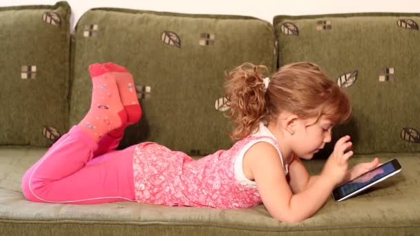 Little girl play with tablet pc - Footage, Video