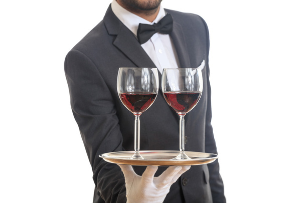 Kellner serviert Wein auf Tablett - Foto, Bild