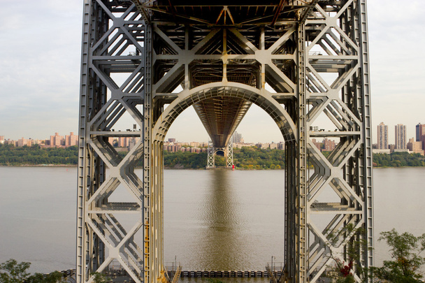 Bajo el puente George Washington, NJ y NY
 - Foto, imagen