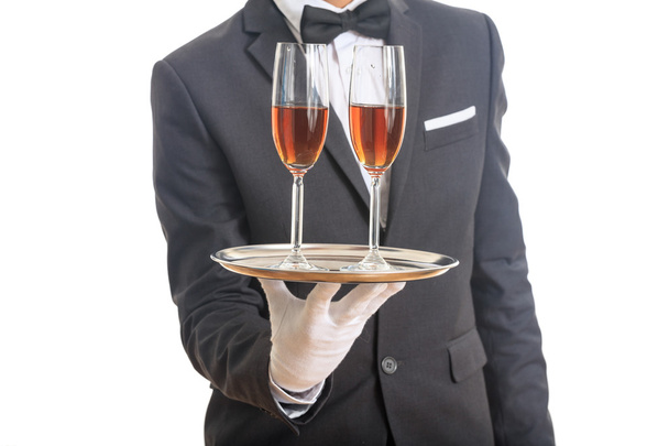 Camarero sirviendo vino en una bandeja
 - Foto, Imagen