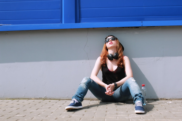 hipster menina na parede azul
 - Foto, Imagem