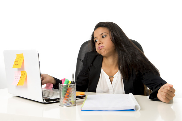 atraente hispânico empresária ou secretária sofrendo avaria e dor de cabeça no estresse no escritório
 - Foto, Imagem