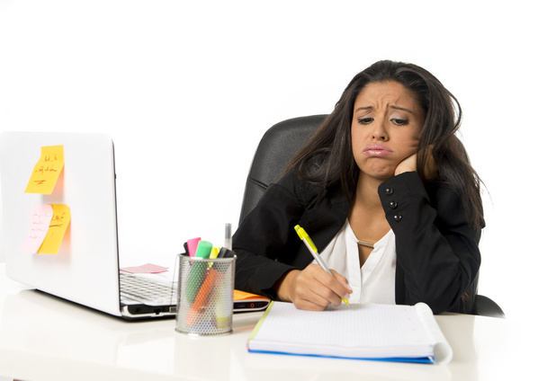 aantrekkelijke hispanic zakenvrouw of secretaris lijden verdeling en hoofdpijn stress op kantoor - Foto, afbeelding