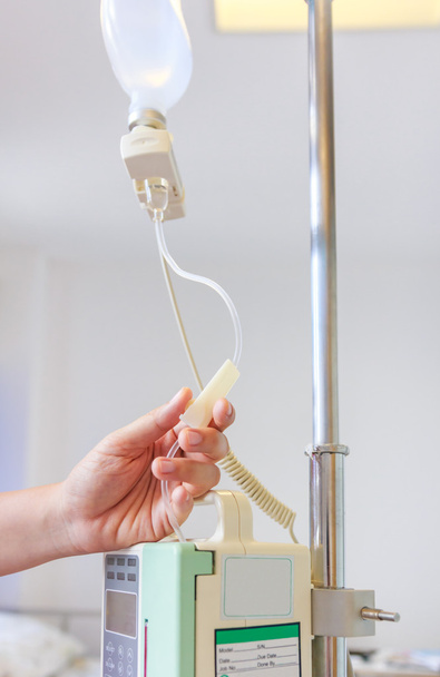 Nurse's hands regulation infusion pump intravenous (IV) drip - Foto, afbeelding