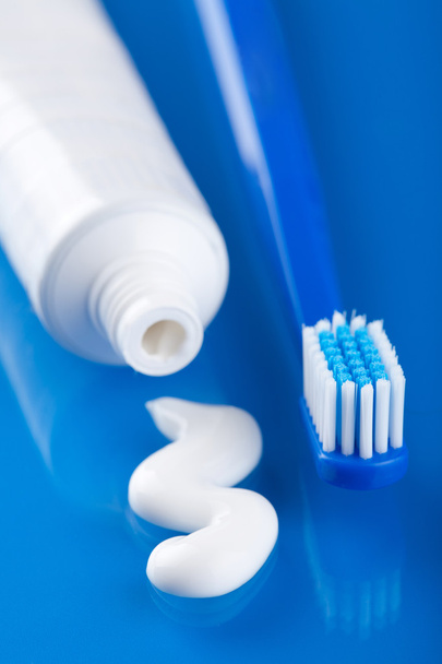 зубная щетка и паста
 - Фото, изображение