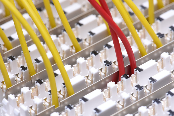 Telekomünikasyon ana dağıtım çerçeve ile renkli kablolar - Fotoğraf, Görsel