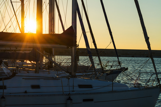 солнечные лучи через мачты лодки
  - Фото, изображение