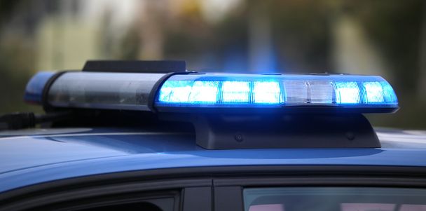 parpadeo azul del coche de policía durante una persecución entre coches
 - Foto, Imagen
