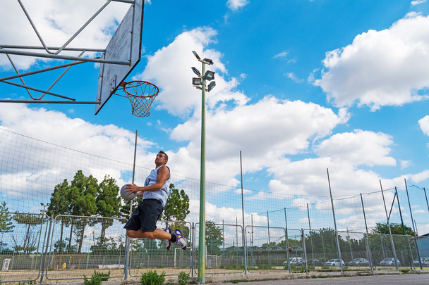 μπασκετμπολίστας άλμα στο στεφάνι - Φωτογραφία, εικόνα