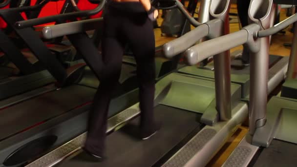 Hermosa mujer deportiva está haciendo ejercicio en el centro de gimnasia
 - Metraje, vídeo