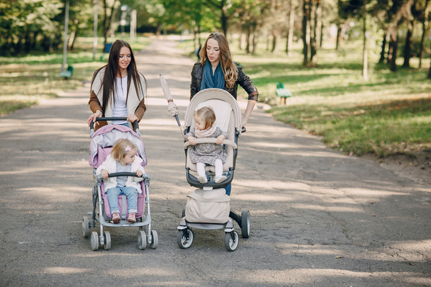 perheen kävellä puistossa - Valokuva, kuva