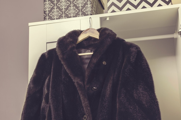 старе модне пальто, що звисає в шафі
 - Фото, зображення