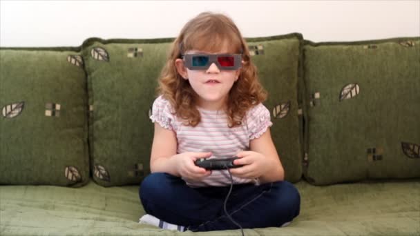 Little girl with 3d glasses play video game - Footage, Video