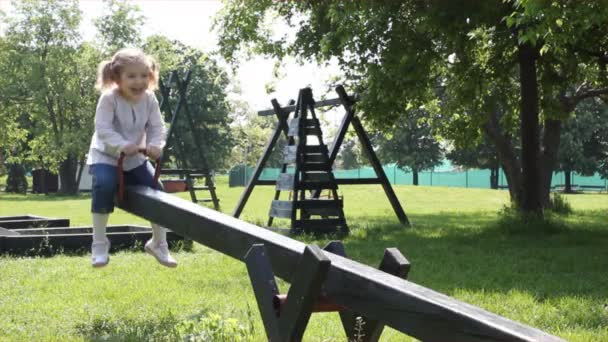 Jeune fille amusant sur balançoire
 - Séquence, vidéo