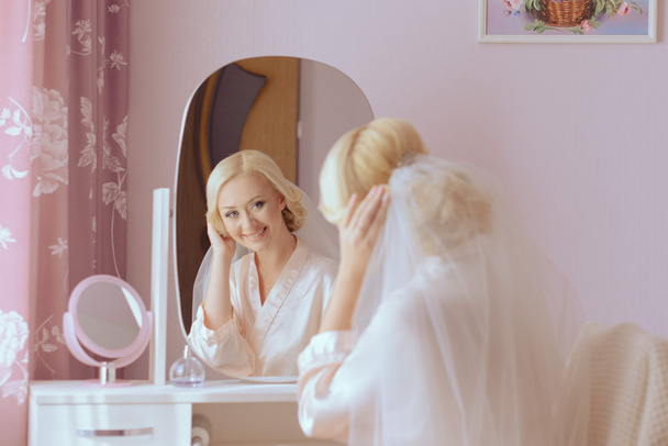 Beautiful happy bride with wedding hairstyle bright makeup in br - Фото, изображение