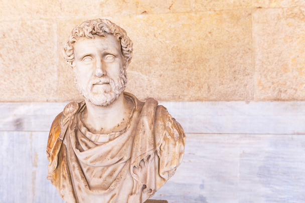 busto de estatua del emperador romano Antonino Pío en Atenas
 - Foto, imagen