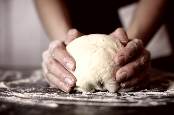 pizza előkészíti tészta kézi feltét - Fotó, kép