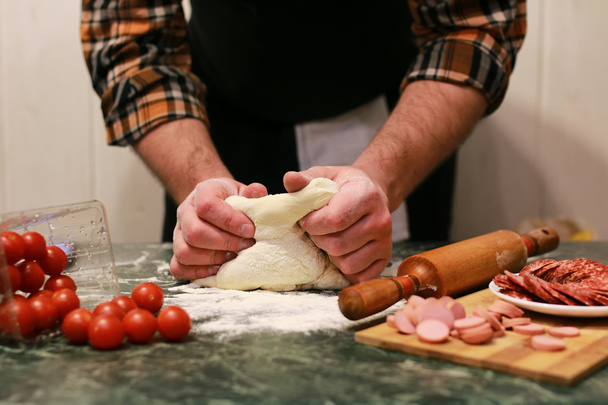 человек руки подготовить тесто для пиццы начинки
 - Фото, изображение