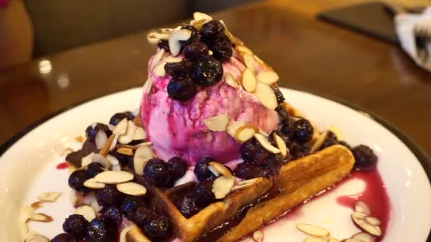 Close up ice cream blueberry waffle  - Séquence, vidéo