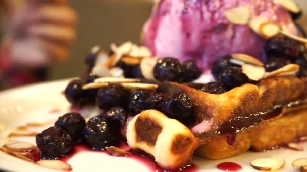 Close up ice cream blueberry waffle  - Πλάνα, βίντεο