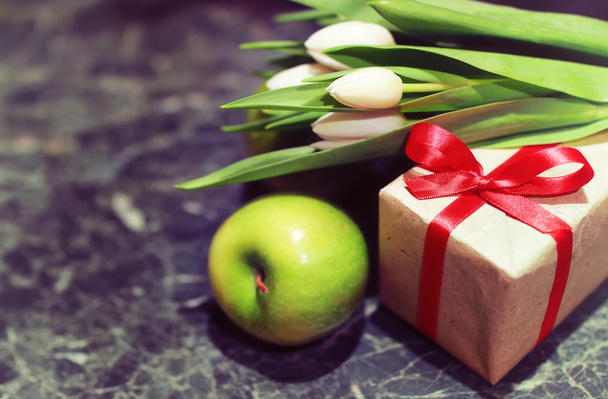 коробка подарков и белые тюльпаны
 - Фото, изображение