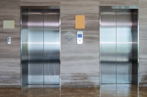 Deux portes d'ascenseur de bureau
 - Photo, image
