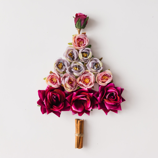 Christmas tree made of flowers and cinnamon sticks - 写真・画像