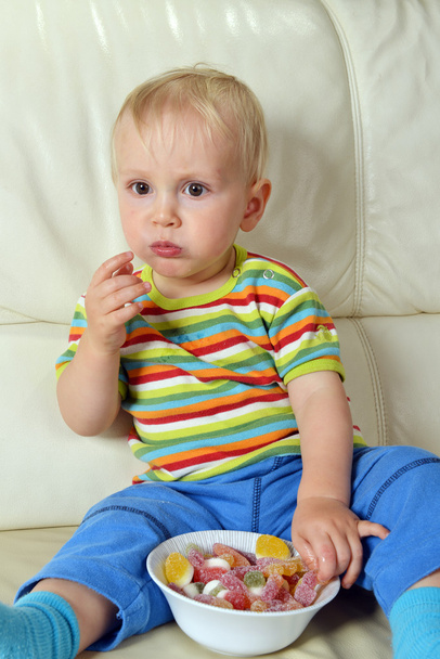 Niño comiendo dulces
 - Foto, imagen