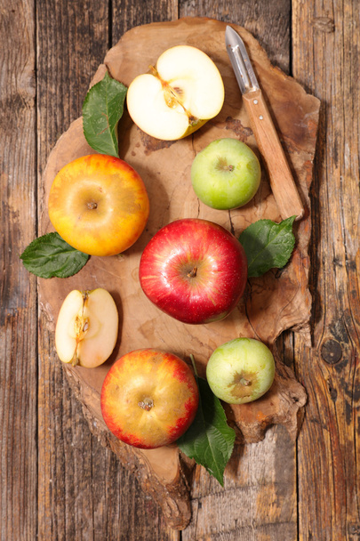 fresh raw apples - 写真・画像