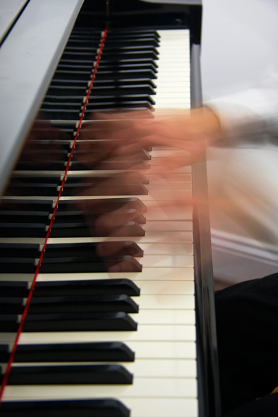 hızlı hareketli elle piyano klavye - Fotoğraf, Görsel