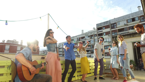 Menschen tanzen auf der Dachterrassenparty - Filmmaterial, Video