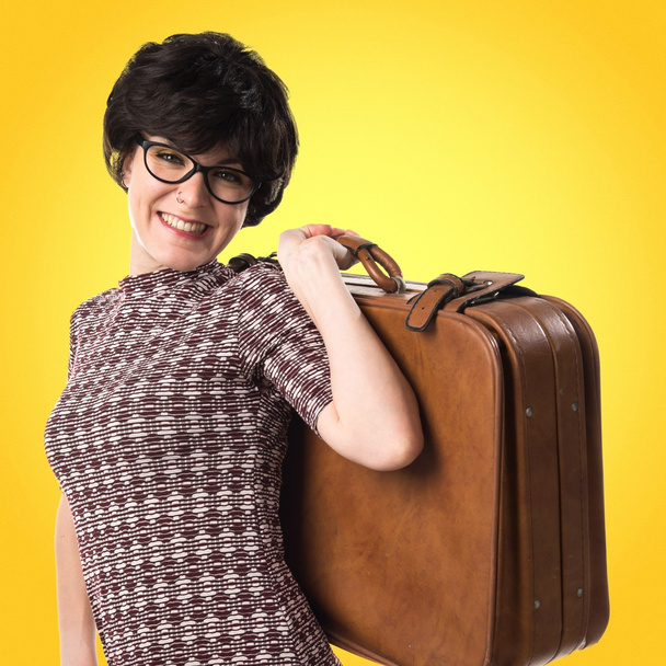 Lány a gazdaságban egy bőröndöt szüreti külsőt - Fotó, kép