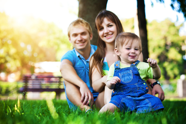 Happy family resting in the summer park. picnic - Foto, imagen