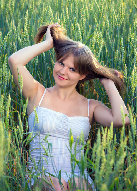 Beautiful girl In a wheat field - Φωτογραφία, εικόνα