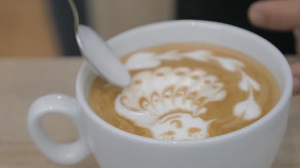 Close-up tiro de barista acabamento de creme de imagem em latte matcha
 - Filmagem, Vídeo