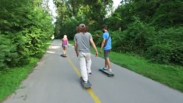 Friends riding on a skateboards - Filmmaterial, Video