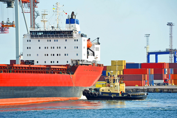 Буксир, помогающий грузовому судну
 - Фото, изображение