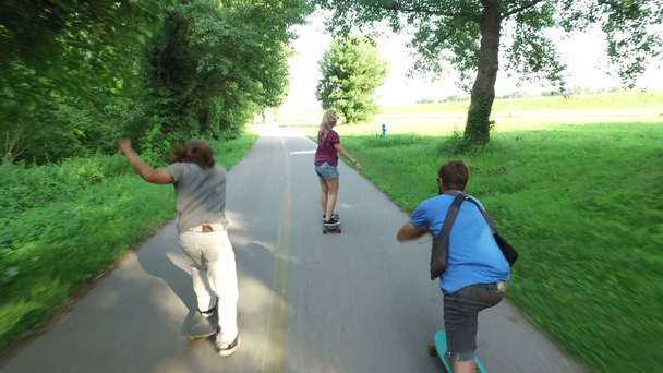 Friends riding on a skateboards - Filmagem, Vídeo