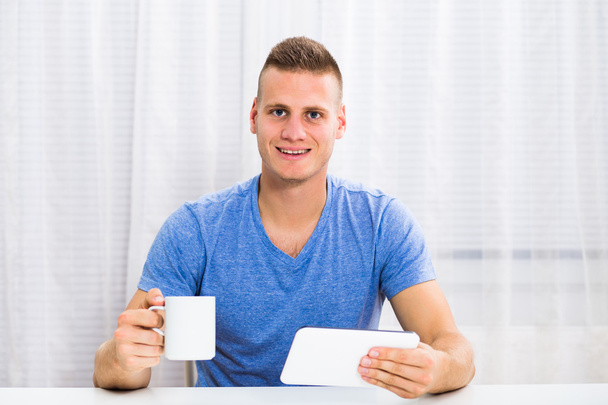Hombre bebiendo café y usando digital
  - Foto, Imagen