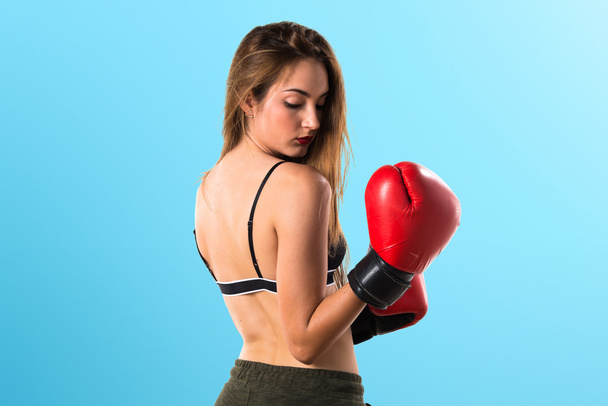 Dospívající dívka s Boxerské rukavice - Fotografie, Obrázek