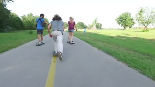  people skateboarding together - Imágenes, Vídeo