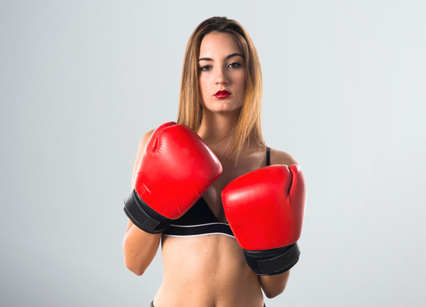 Девочка-подросток в боксёрских перчатках
 - Фото, изображение