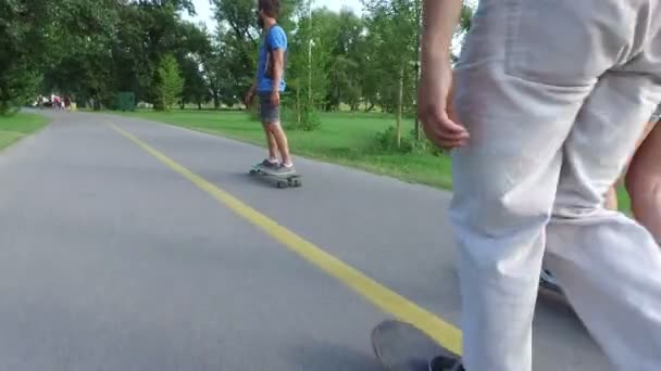 friends skateboarding on sunny day - Filmmaterial, Video