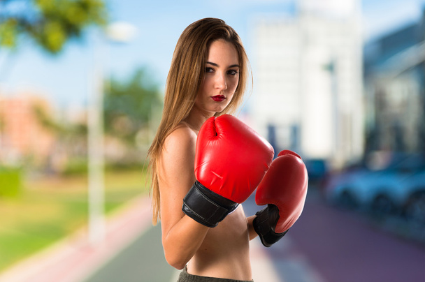 Teen dziewczyna z rękawice bokserskie - Zdjęcie, obraz