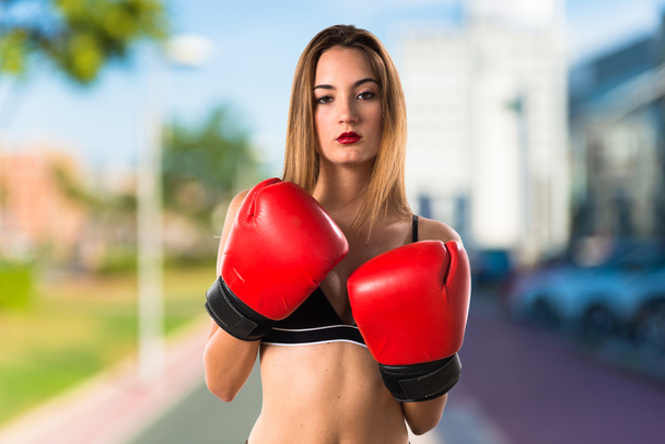 Teen girl with boxing gloves - Φωτογραφία, εικόνα
