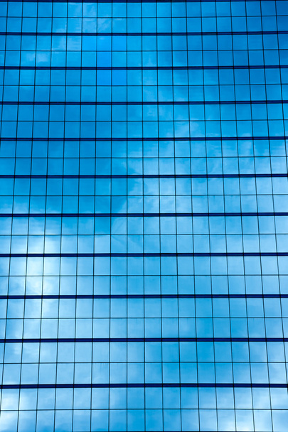Céu azul e nuvem branca refletindo no edifício do espelho
 - Foto, Imagem