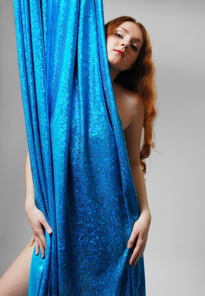 Femme nue derrière le tissu brillant
 - Photo, image