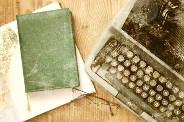 oude foto schrijfmachine retro hand houten tafel - Foto, afbeelding