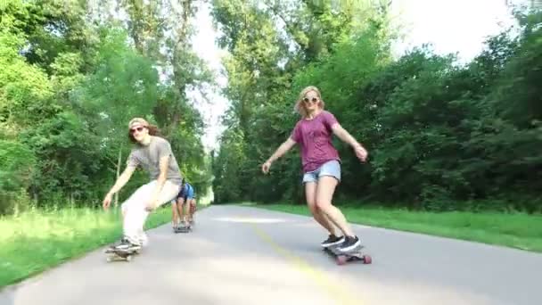  man skateboarding with friends - Imágenes, Vídeo